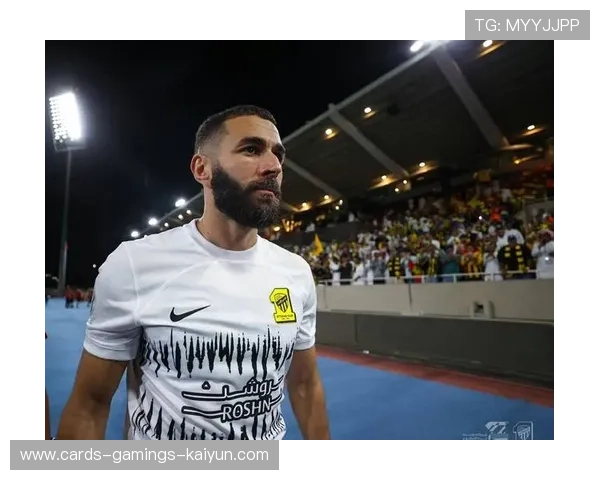 本泽马禁区拉扯晃开角度，一脚爆射洞穿球门